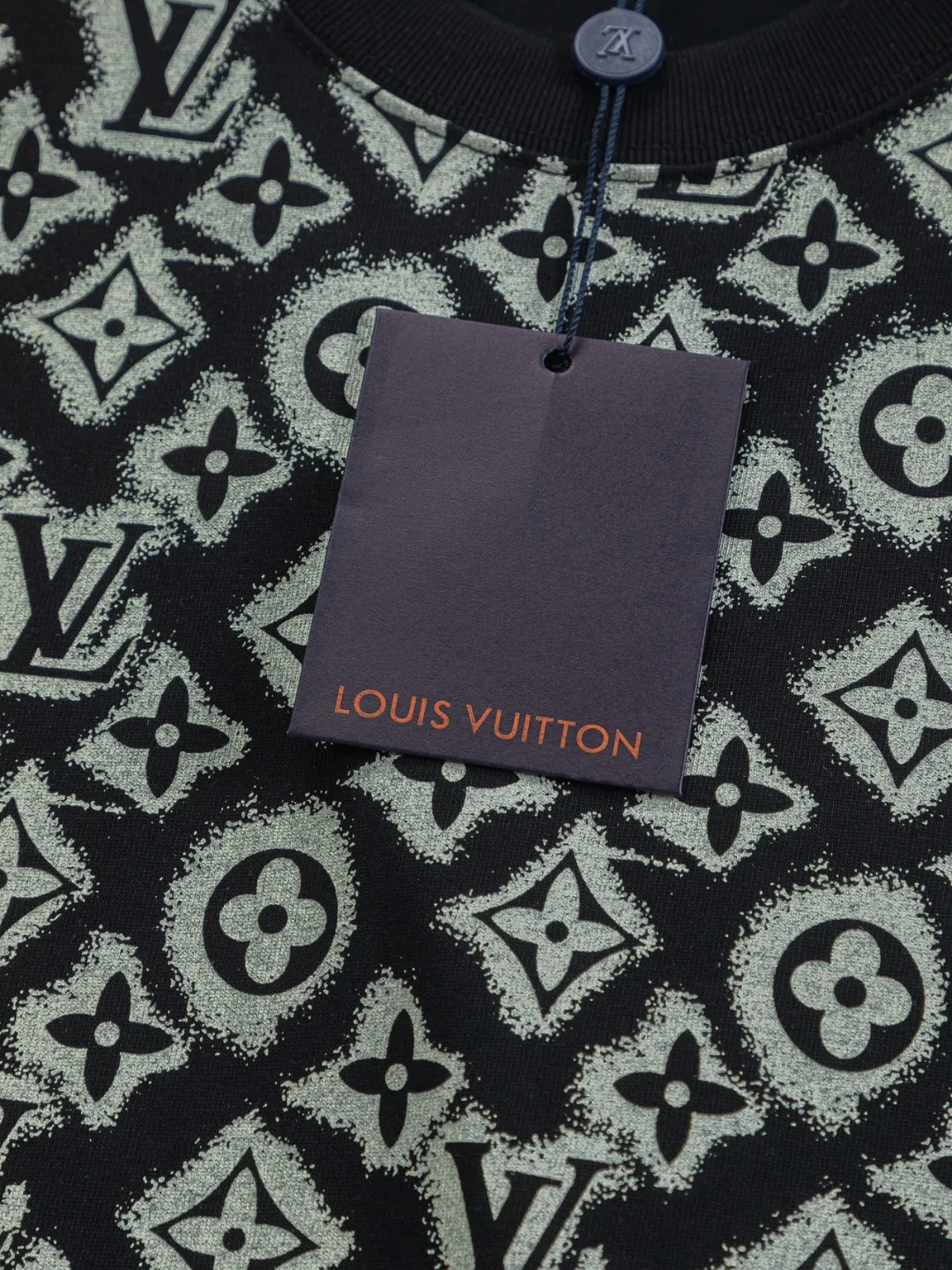 🅿️200 Louis Vuitton 1V LV micro-wide version S-XL LV 26ss new products are available at the counter simultaneously. Multiple craftsmanship, full jacquard presbyopia letter logo printing, round neck short-sleeved T-shirt, same style for men and women! Consigned to one-to-one creation. Synchronized with the official website, pure cotton fabrics at the counter! It is close to the skin and comfortable, durable and easy to wear. It has a classic and simple logo design and meticulous original craftsmanship. Short-sleeves, a must-have item for men, do not appear to be the same for the general public, but must be unique and eye-catching. This LV short-sleeve is all about quality, comfort, the same shape and fashion as always, including fabrics and cutting techniques. All of them have been made with great effort! 320 grams of washed pure cotton fabric, pure cotton is breathable, very refreshing and comfortable for daily wear. The rib knitting on the neckline is smooth and tight, and the neckline will not be skewed if you toss it at will. The loose version, you will find that it looks really good on the upper body. The overall is minimalist and neat, super versatile for daily use! Pair it casually with a pair of pants for a youthful look. A T-shirt will make your outfit crazy. It is a fashionable item that can never go wrong! Color: Black White Size: S-XL Size chart: S: Shoulder width 50-Bust 56-Length 70 M: Shoulder width 52-Bust 57-Length 72 L: Shoulder width 54-Bust 59-Length 74 XL: Shoulder width 56-Bust 62-Length 76